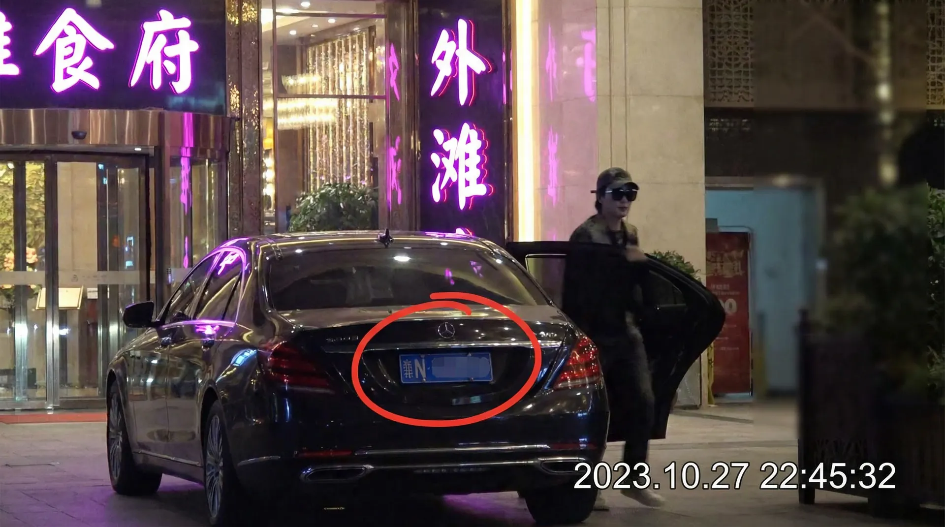 胜游亚洲网站 - 豪车餐厅外偷拍